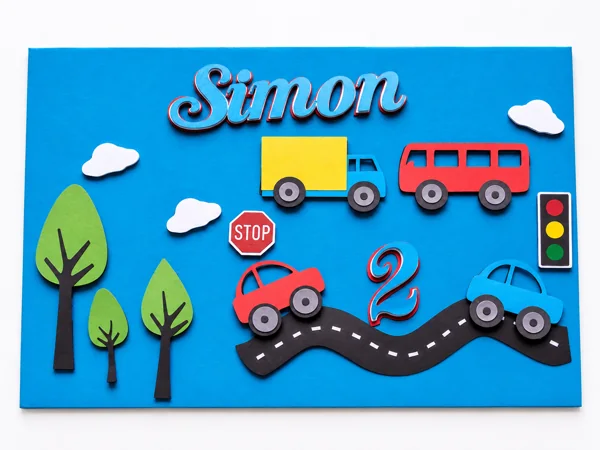 Topo Simon 2 com carrinhos coloridos, pista e semáforo em fundo azul